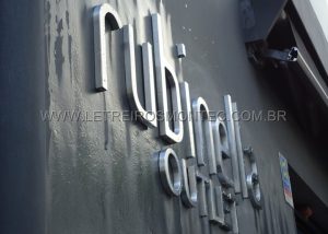 letreiro-fachada-loja-rubinella-outlet-instalado