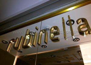 Letreiro dourado alto relevo