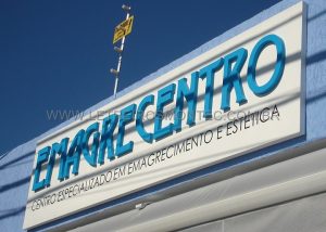 Letreiro para fachada de rede de lojas Emagrecento em ACM com letras de a&ccedil;o com pintura