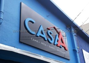 Instala&ccedil;&atilde;o do letreiro na fachada da loja Casa A - Cama - Mesa e Banho sendo em ACM e letras de a&ccedil;o com pintura