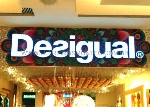Letreiro da fachada da loja Desigual no Shopping instalado