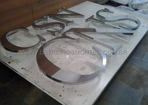 Produ&ccedil;&atilde;o do letreiro para a fachada da loja de cal&ccedil;ados CNS em a&ccedil;o inox polido