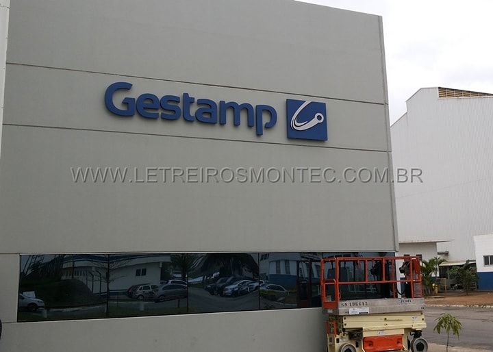 Letreiro da ind&uacute;tria Gestamp instalado na fachada de a&ccedil;o galvanizado com pintura