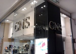 Letreiro para fachada da loja de cal&ccedil;ados CNS instalado