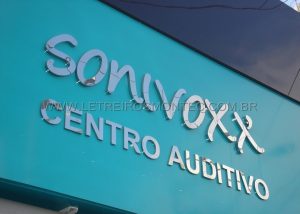 Letreiro da rede de lojas de aparelhos auditivos Sonivox fabricado em inox polido sobre fachada de ACM