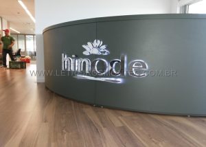 Letreiro para a loja de cosm&eacute;ticos Hinode em S&atilde;o Paulo de a&ccedil;o iluminado por leds
