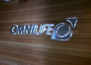 Letreiro da fachada da loja em S&atilde;o Paulo da Omnilife iluminado por leds
