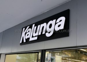 Letreiro luminoso instalado na fachada da loja Kalunga da avenida Paulista em S&atilde;o Paulo - SP