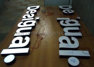 Fabrica&ccedil;&atilde;o do letreiro luminoso para a loja Desigual