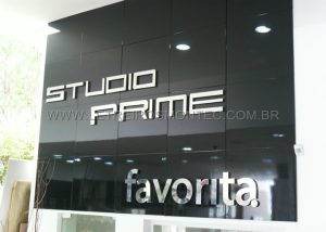 Letreiro para rede de lojas de m&oacute;veis planejados Studio Prime em a&ccedil;o inox polido