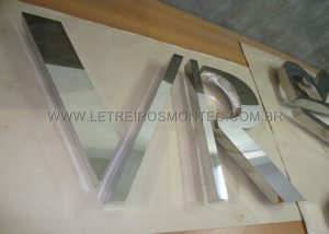 Produ&ccedil;&atilde;o do letreiro para as lojas de roupas da Vila Romana em a&ccedil;o inox