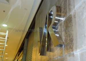 Instala&ccedil;&atilde;o do letreiro da Vila Romana em lojas de Shoppings da cidade de S&atilde;o Paulo e tamb&eacute;m em todo o Brasil