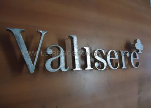 Letreiro da loja Valisere en a&ccedil;o galvanizado com pintura e ilumina&ccedil;&atilde;o realizada atrav&eacute;s de leds