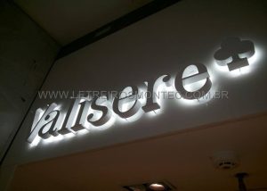 Letreiro da loja Valisere iluminado pelas l&atilde;mpadas de leds
