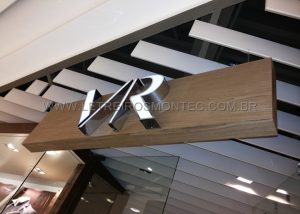 Letreiro luminoso em acr&iacute;lico com leds para toda a rede de lojas de roupas da Vila Romana no Brasil