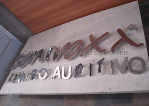 Letreiro sendo fabricado para rede de lojas de aparelhos auditivos Sonivox em a&ccedil;o inox polido em S&atilde;o Caetano do Sul - SP