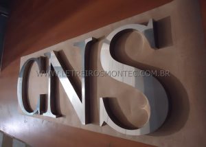 Fabrica&ccedil;&atilde;o do letreiro para loja CNS com leds para a ilumina&ccedil;&atilde;o no ambiente