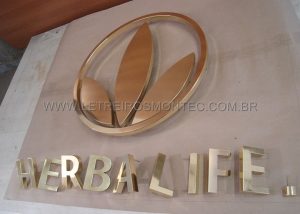 Letreiro para a rede de lojas da franquia Herbalife produzido em lat&atilde;o polido para todo o Brasil