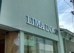Letreiro para fachada da loja Lima Doce localizada no interior de S&atilde;o Paulo