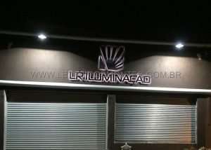 Letreiro da loja LR Ilumina&ccedil;&atilde;o em a&ccedil;o inox polido com ilumina&ccedil;&atilde;o atrav&eacute;s de leds