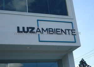 Letreiro para a fachada da loja Luz Ambiente em a&ccedil;o com pintura em Alpha Ville