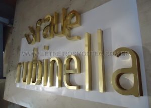 Produ&ccedil;&atilde;o do letreiro para a fachada da rede de lojas de roupas Rubinella com as letras de lat&atilde;o polido