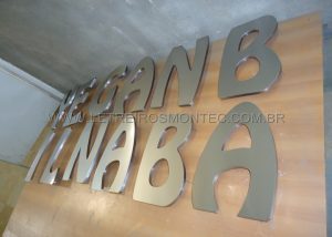 Produ&ccedil;&atilde;o do letreiro para a loja Angelina Baby de a&ccedil;o inox escovado