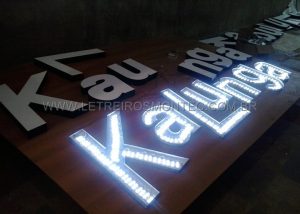 Produ&ccedil;&atilde;o de letreiro luminoso da loja Kalunga