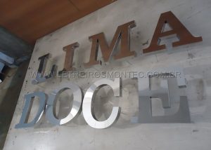 Letreiro para loja no interior de S&atilde;o Paulo Lima Doce em produ&ccedil;&atilde;o sendo em a&ccedil;o inox polido