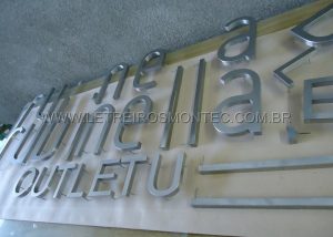Fabrica&ccedil;&atilde;o do letreiro para a loja de roupas Rubinella, produzido em a&ccedil;o inox escovado