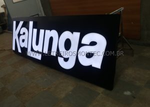 Produ&ccedil;&atilde;o do letreiro luminoso sobre placa de ACM para a loja Kalunga da av. Paulista em S&atilde;o Paulo - SP